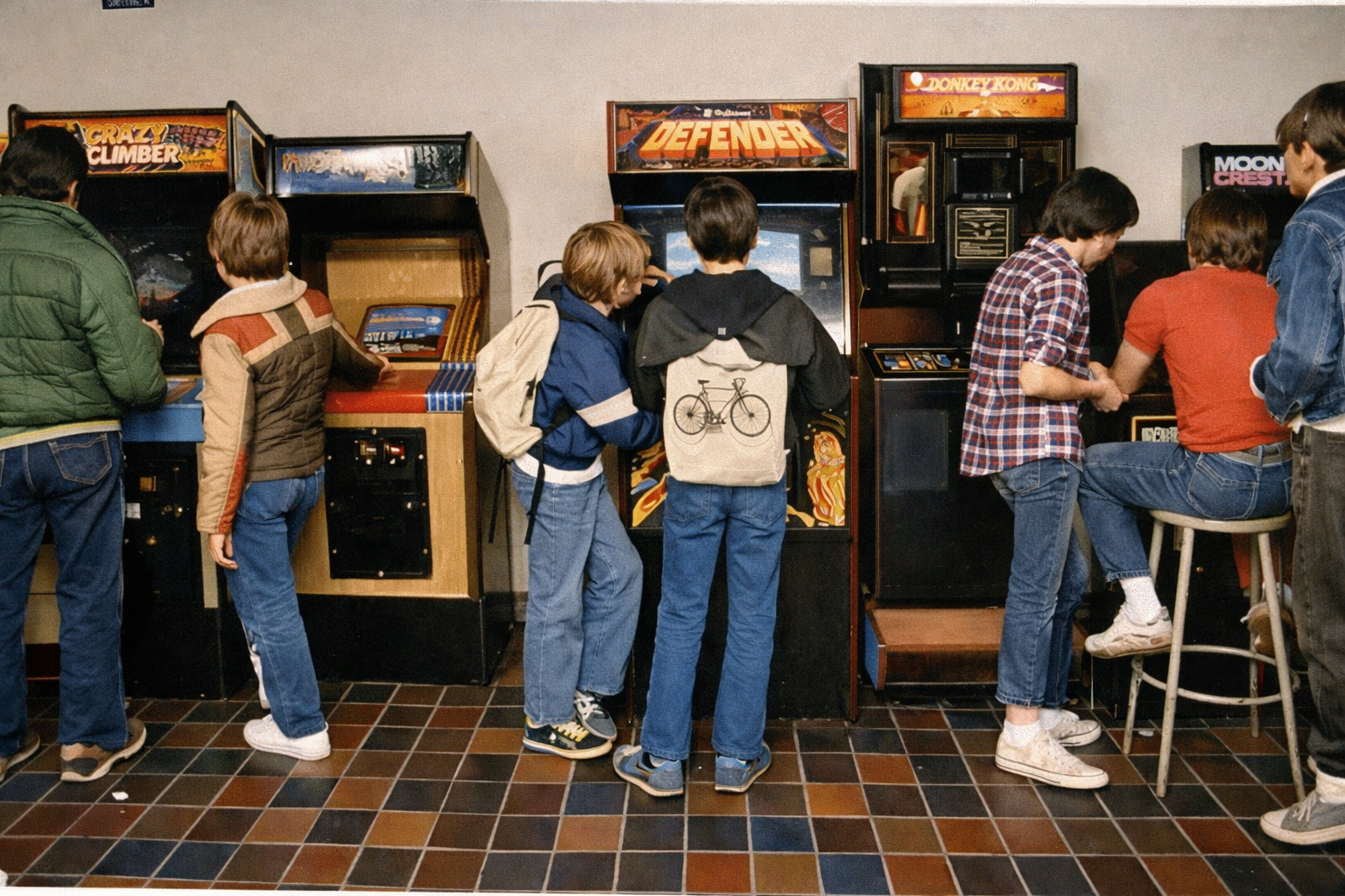 Niños jugando a Crazy Climber y Donkey Kong en un arcade