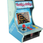 Mini máquina arcade retro Bubble Bobble de Taito con joystick rojo y botones de colores, recreativa clásica de sobremesa con pantalla LCD y diseño vintage azul
