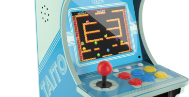 Mini máquina arcade retro Bubble Bobble de Taito con joystick rojo y botones de colores, recreativa clásica de sobremesa con pantalla LCD y diseño vintage azul