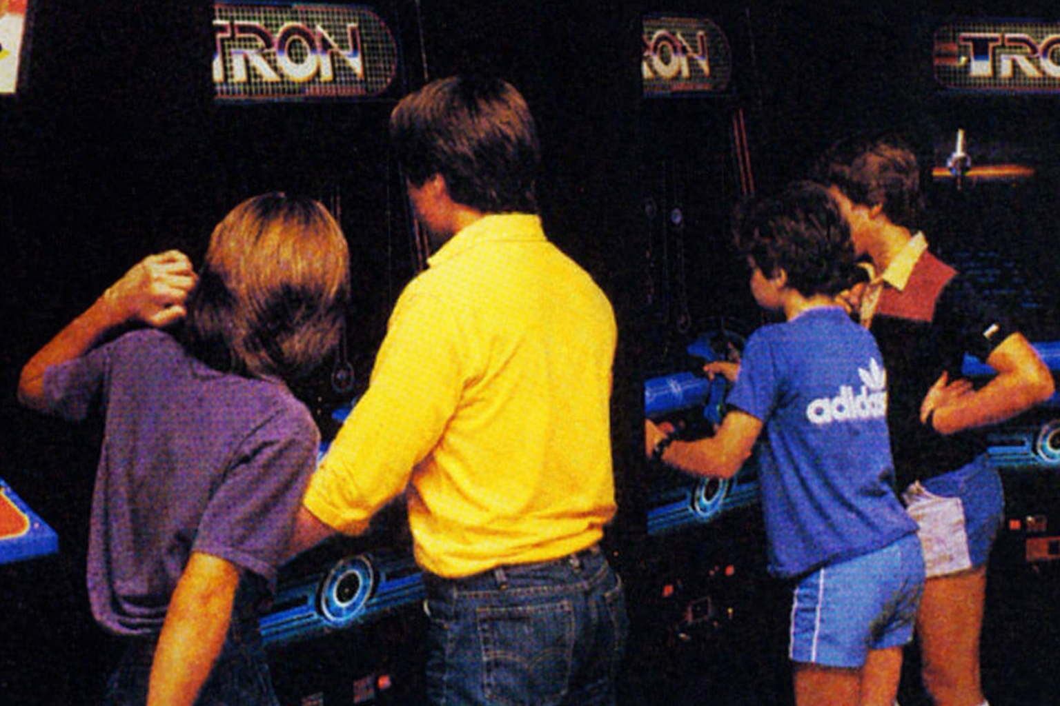 Jugando al juego arcade Tron en los años 80