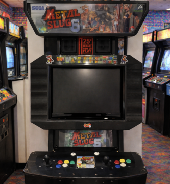 Máquina recreativa Metal Slug 6 original en un salón recreativo de los años 90, cabina arcade clásica con pantalla CRT y panel de mandos, ideal para juegos retro y coleccionistas de arcade.