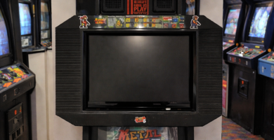 Máquina recreativa Metal Slug 6 original en un salón recreativo de los años 90, cabina arcade clásica con pantalla CRT y panel de mandos, ideal para juegos retro y coleccionistas de arcade.