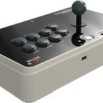 Vista lateral del Mayflash F500 Elite con joystick y botones Sanwa Denshi originales sobre chasis premium color crema y panel negro.