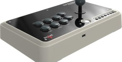 Vista lateral del Mayflash F500 Elite con joystick y botones Sanwa Denshi originales sobre chasis premium color crema y panel negro.