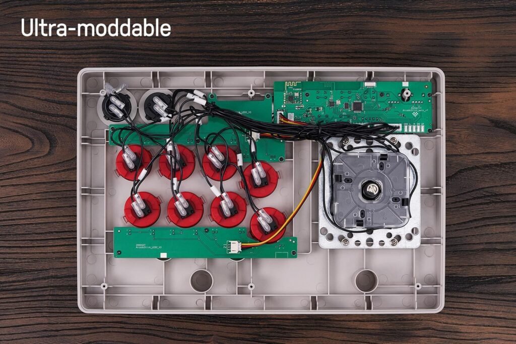 Imagen del interior de un arcade stick mostrando el cableado, placa electrónica, joystick y botones arcade desmontados. Se aprecia la estructura interna del controlador diseñada para modificación y personalización DIY, ideal para proyectos de arcade casero y máquinas recreativas. Fotografía perfecta para guías sobre cómo montar un mando arcade, modding de arcade stick y construcción de sistemas arcade en casa.