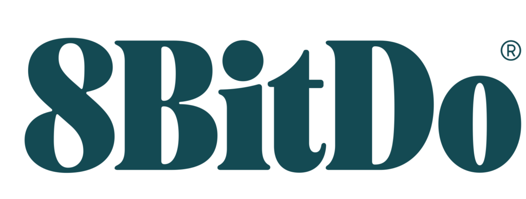 Logotipo oficial de 8BitDo, marca especializada en mandos y accesorios para videojuegos retro y modernos. Reconocida por fabricar controladores compatibles con consolas clásicas y actuales, enfocados en la experiencia retro gaming. Imagen ideal para artículos sobre hardware retro, análisis de mandos 8BitDo, comparativas de controladores y configuraciones para jugar a clásicos en PC y consolas.