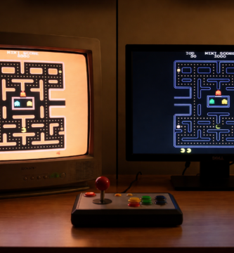 Comparativa entre monitor CRT clásico y pantalla LCD moderna mostrando Pac-Man en máquina arcade