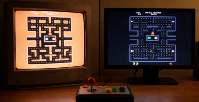 Comparativa entre monitor CRT clásico y pantalla LCD moderna mostrando Pac-Man en máquina arcade