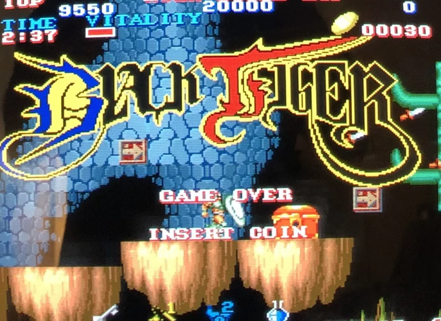 Black Tiger arcade de Capcom en pantalla CRT de máquina recreativa clásica mostrando Game Over e Insert Coin