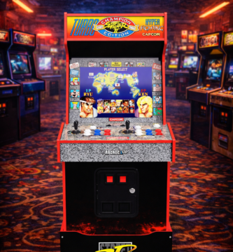 Máquina Arcade1Up Street Fighter 2 en el centro de un salón recreativo arcade de los años 80 con ambientación retro y estética clásica de videojuego