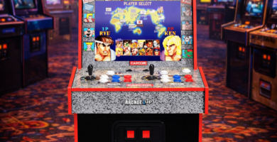 Máquina Arcade1Up Street Fighter 2 en el centro de un salón recreativo arcade de los años 80 con ambientación retro y estética clásica de videojuego