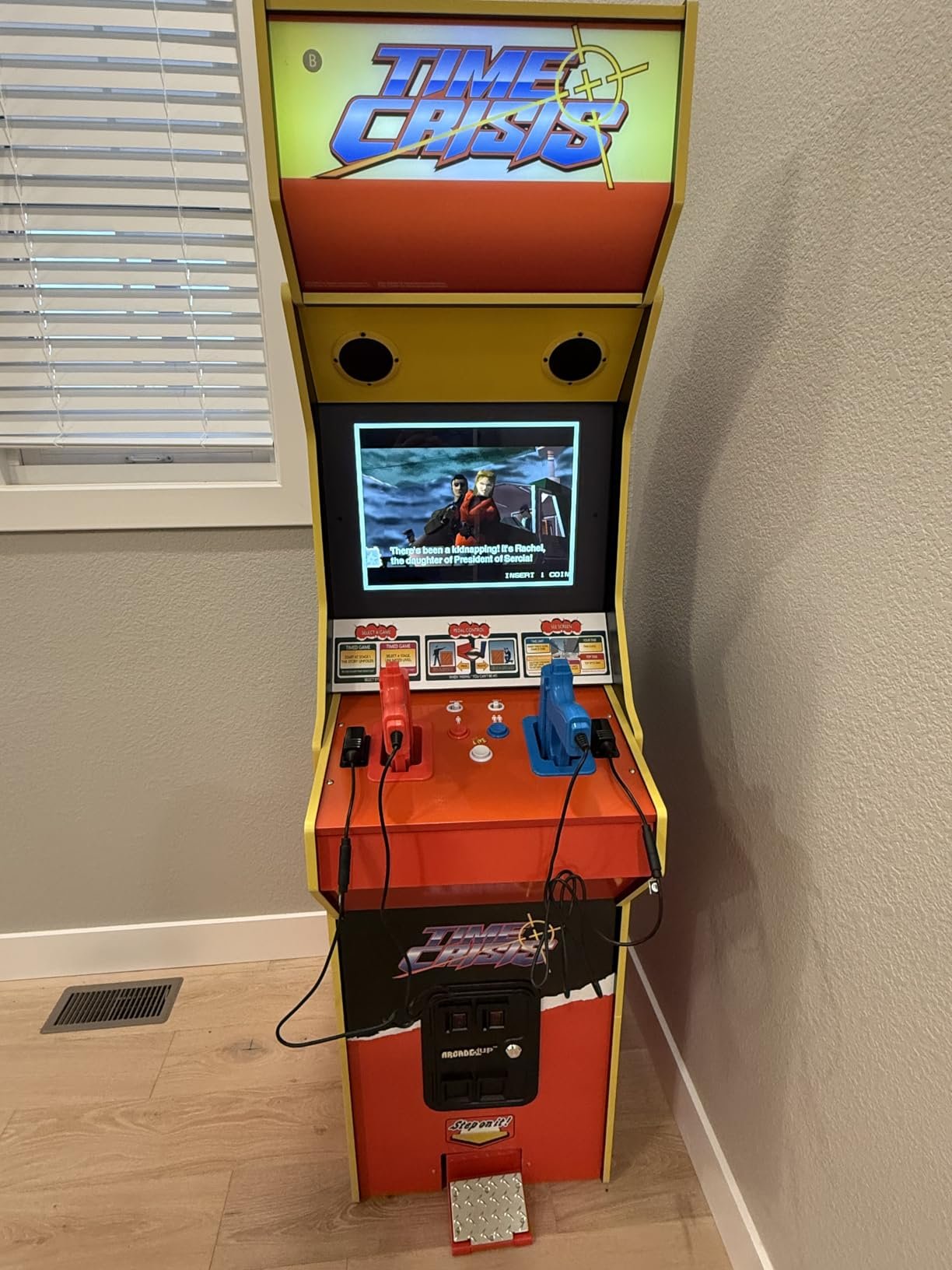 Arcade1Up Time Crisis, máquina recreativa con dos pistolas y pedal para jugar en casa