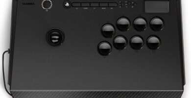 Qanba Titan — fightstick oficial PS5/PS4/PC con Sanwa