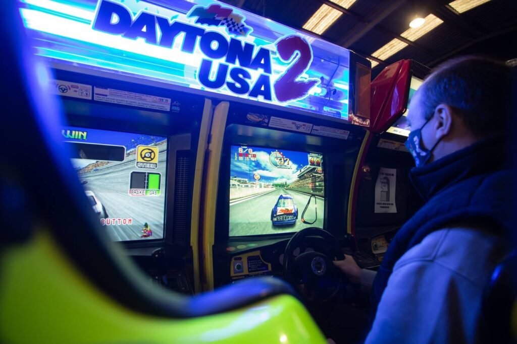 Máquina original Daytona USA 2 en Arcade Planet