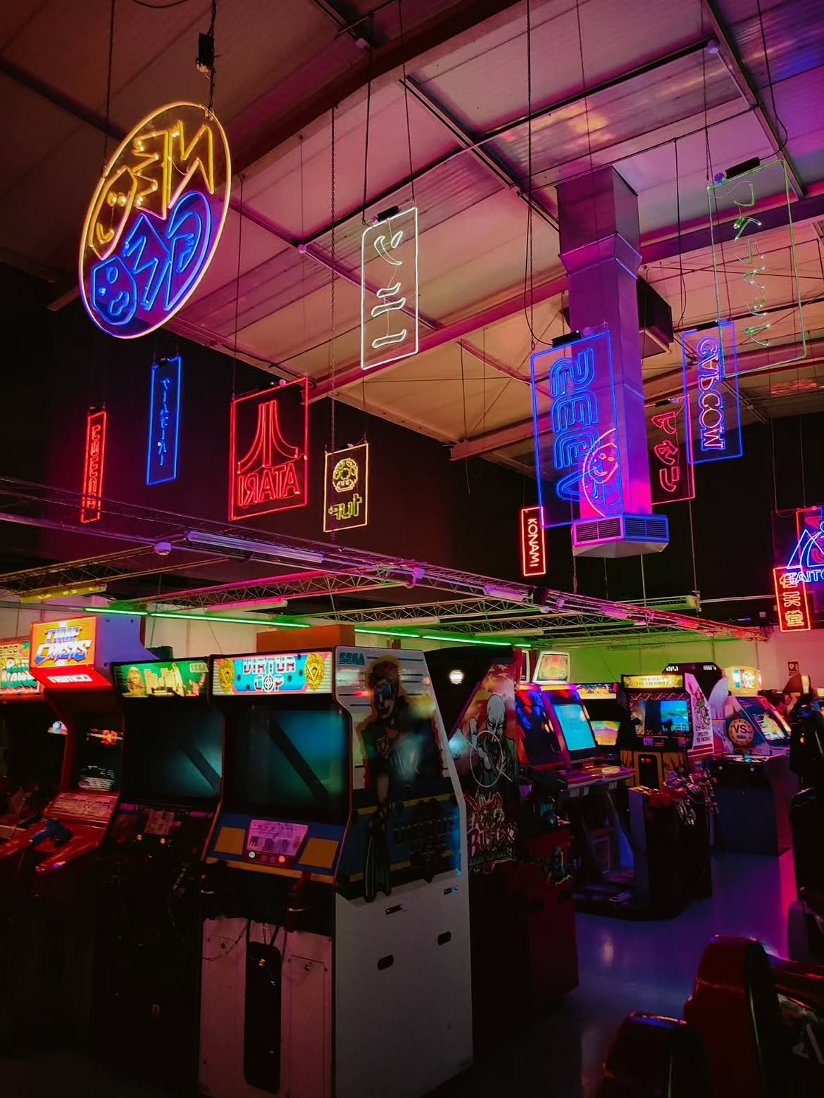 Sala de Arcade Planet Sevilla con neones de Atari, Sega, Konami y otras marcas arcade