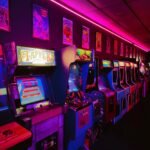 Máquinas arcade clásicas reunidas en un salón recreativo