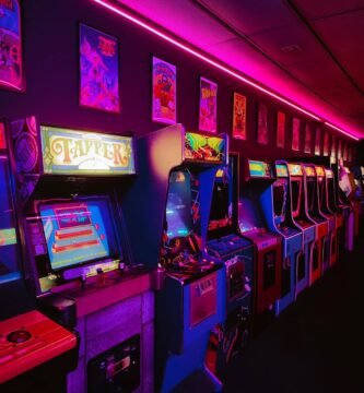 Máquinas arcade clásicas reunidas en un salón recreativo