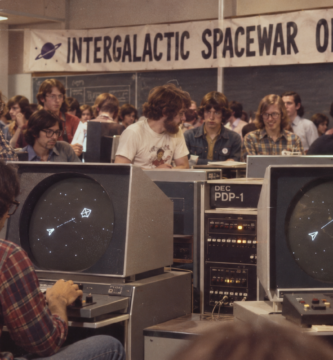 Olimpiadas Intergalácticas de Spacewar en Stanford, recreación histórica con estética vintage