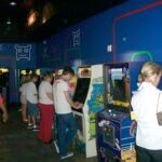 Salón arcade con máquinas recreativas, contexto de las primeras competiciones de videojuegos en Estados Unidos