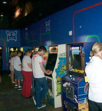 Salón arcade con máquinas recreativas, contexto de las primeras competiciones de videojuegos en Estados Unidos