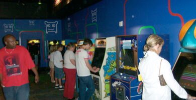 Salón arcade con máquinas recreativas, contexto de las primeras competiciones de videojuegos en Estados Unidos