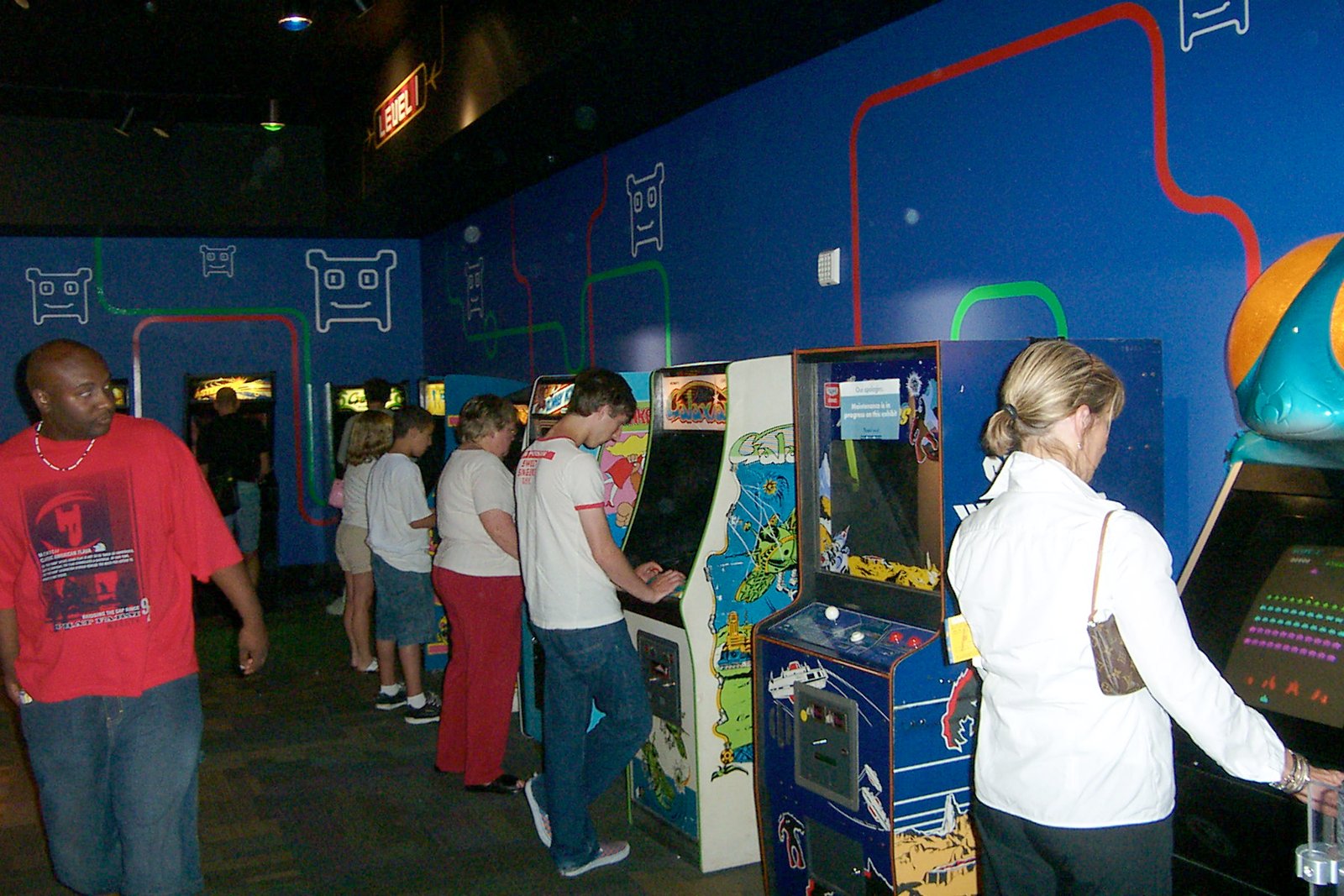 Salón arcade como espacio social y competitivo
